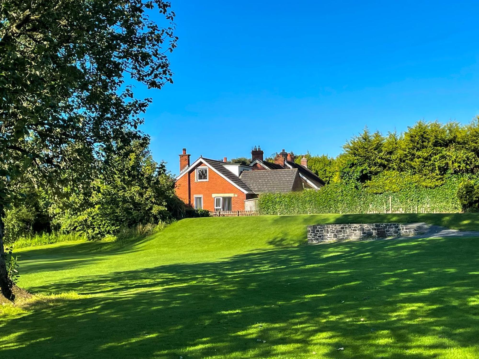 Вилла Fairway House Каррикфергус Экстерьер фото